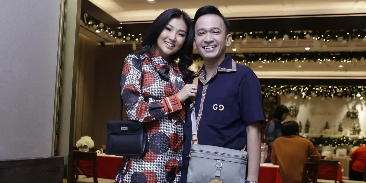 Bedu dan istrinya, Irma Kartika Anggreani, tersenyum ke kamera.