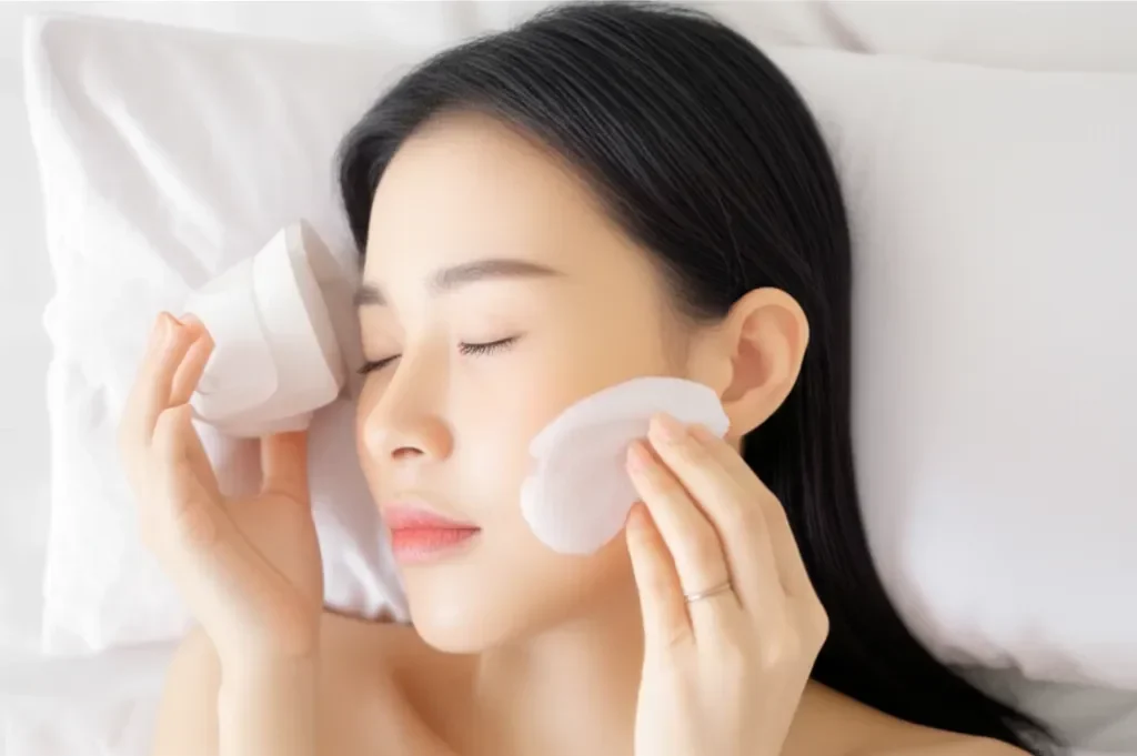 Seorang wanita relaksasi dengan perawatan wajah, bagian dari self-care.