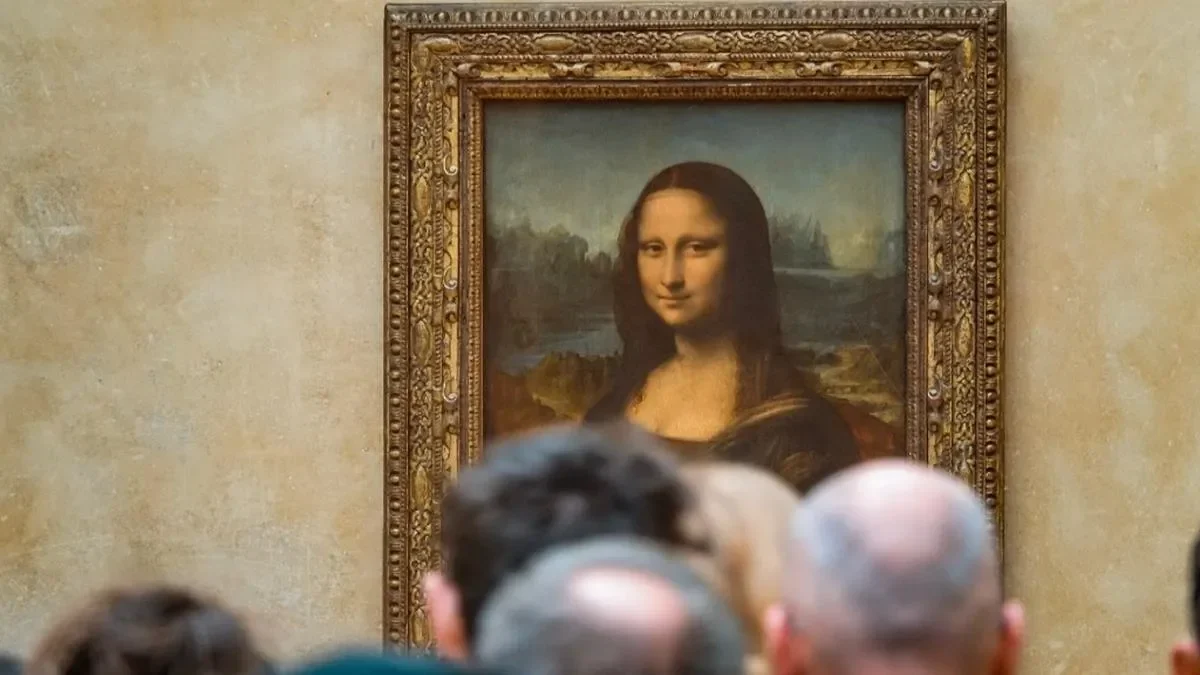 Potret Mona Lisa dalam bingkai emas, dikelilingi pengunjung.