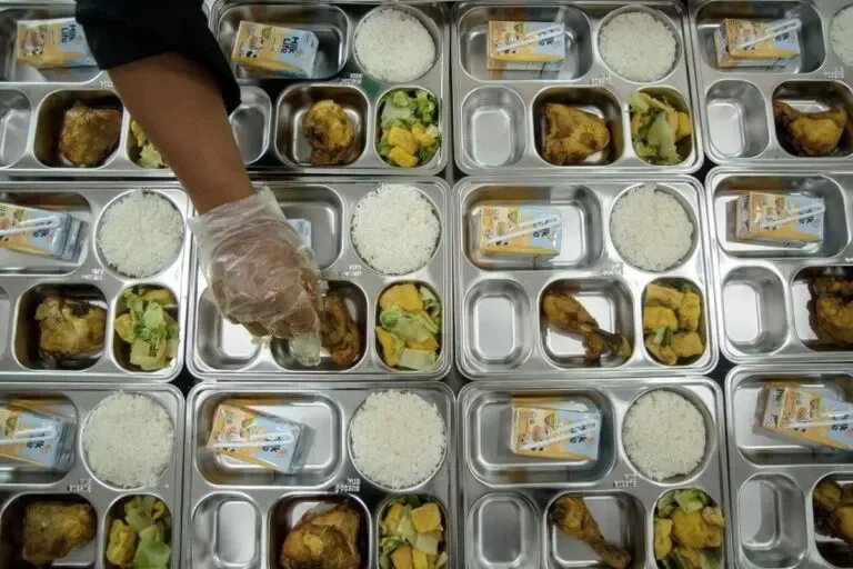 Baki makanan program gizi gratis anak Indonesia berisi nasi, ayam, sayuran, dan susu.