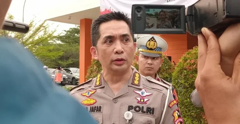 Petugas Korlantas Polri memberikan pernyataan mengenai penertiban penggunaan sirene dan strobo ilegal.