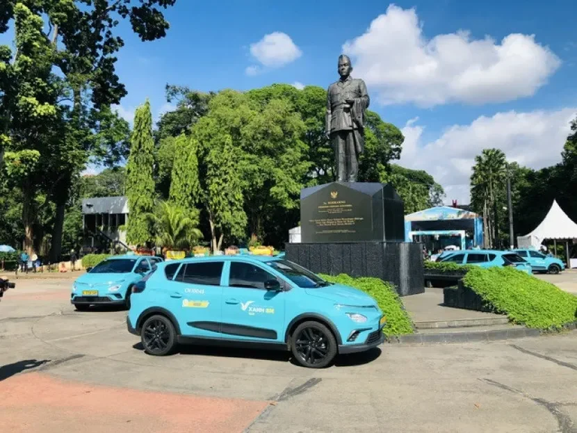 Taksi listrik Green SM armada berwarna cyan hadir di Bekasi.