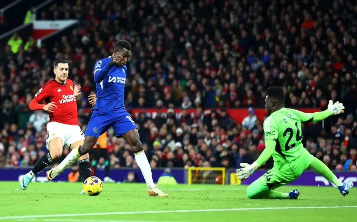Pemain Chelsea menyerang gawang Manchester United saat laga krusial Premier League.