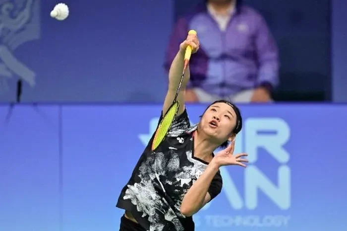 An Se Young melakukan servis di final China Masters 2025 Shenzhen Arena.