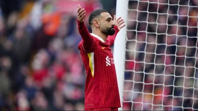 Pemain Liverpool merayakan gol kemenangan melawan Everton di Stadion Anfield.