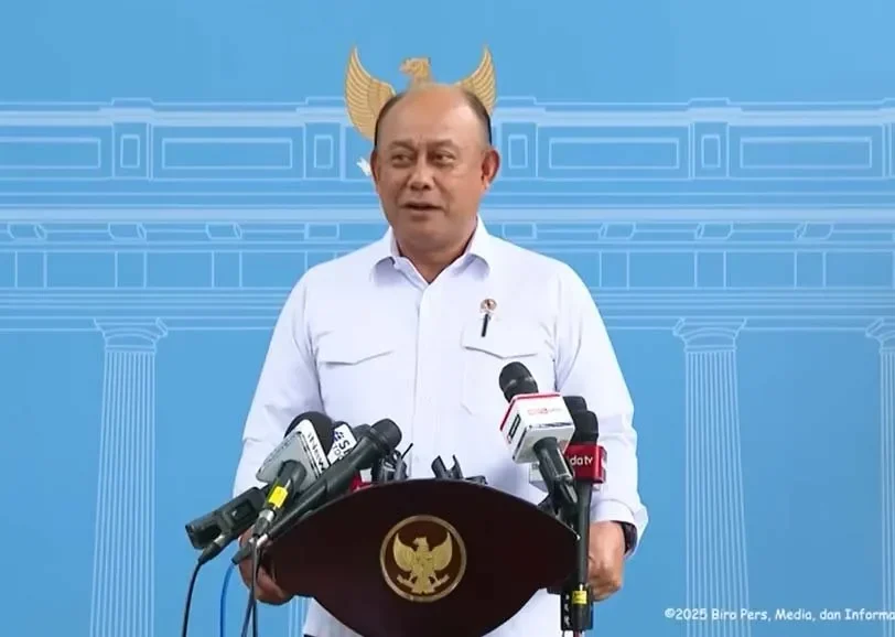 Kepala BGN Dadan Hindayana berbicara di podium dengan beberapa mikrofon.