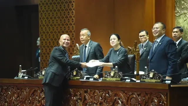 Ketua Banggar DPR RI dan Menteri Keuangan serah terima dokumen RAPBN 2026.