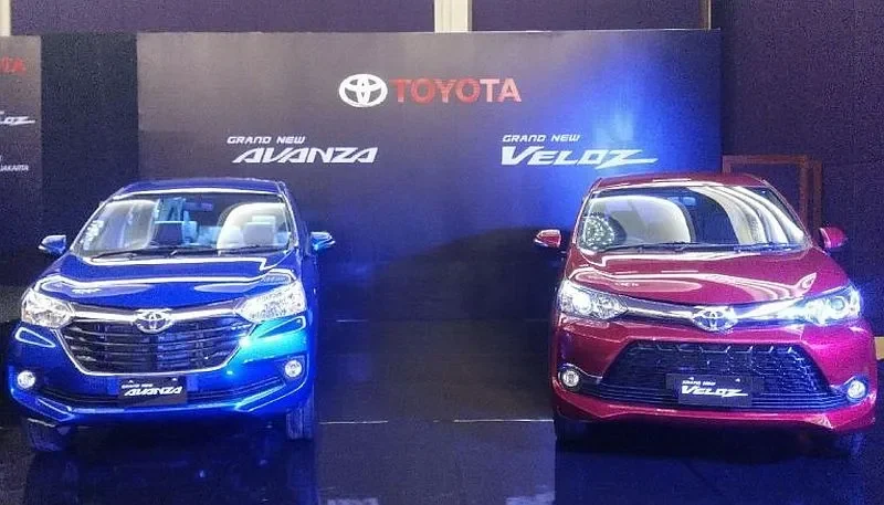 Dua unit Toyota Avanza dan Veloz berwarna biru dan merah.