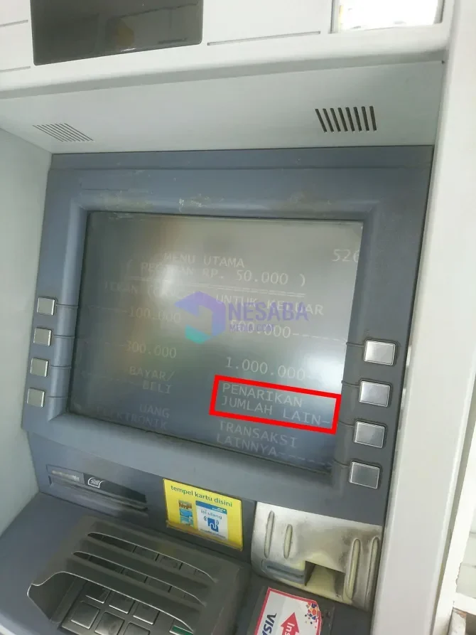 Layar ATM dengan pilihan nominal penarikan uang tunai.