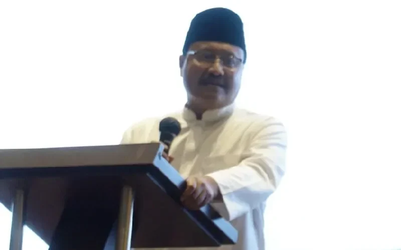 Sufmi Dasco Ahmad di podium, mengumumkan rancangan UU Ketenagakerjaan baru.