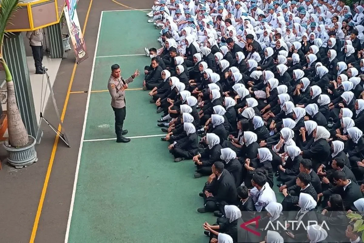 Kapolsek Cilincing memberi pengarahan siswa SMK dan SMP Darul Ma'arif tentang bahaya tawuran.