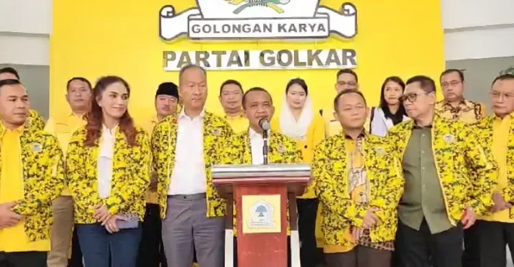 Bahlil Lahadalia berpidato di depan kader Golkar, latar belakang logo partai.