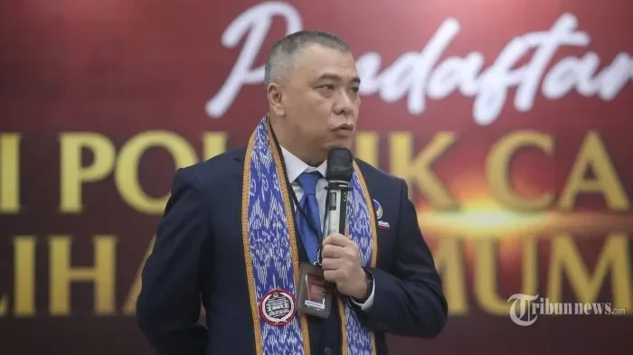 Ahmad Ali, Ketua Harian DPP PSI, berbicara di mikrofon dalam sebuah acara.