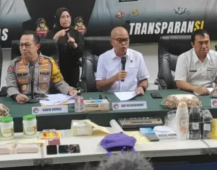 Konferensi pers pengungkapan kasus narkoba di Bekasi, barang bukti ganja ditampilkan.