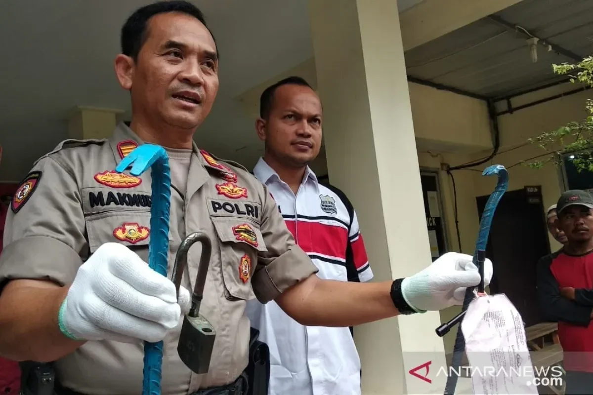 Polisi menunjukkan barang bukti senjata tajam yang disita dari tawuran pelajar di Bekasi.