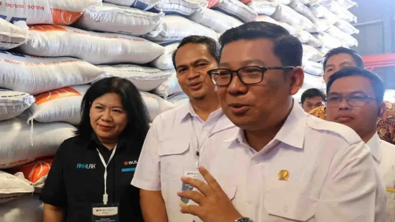 Kepala Bapanas Arief Prasetyo Adi bersama jajaran di hadapan tumpukan karung beras.