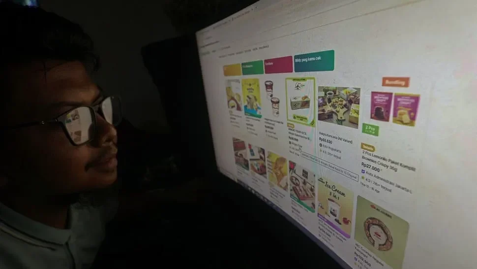 Seorang pelaku usaha daring melihat daftar produk di platform e-commerce.