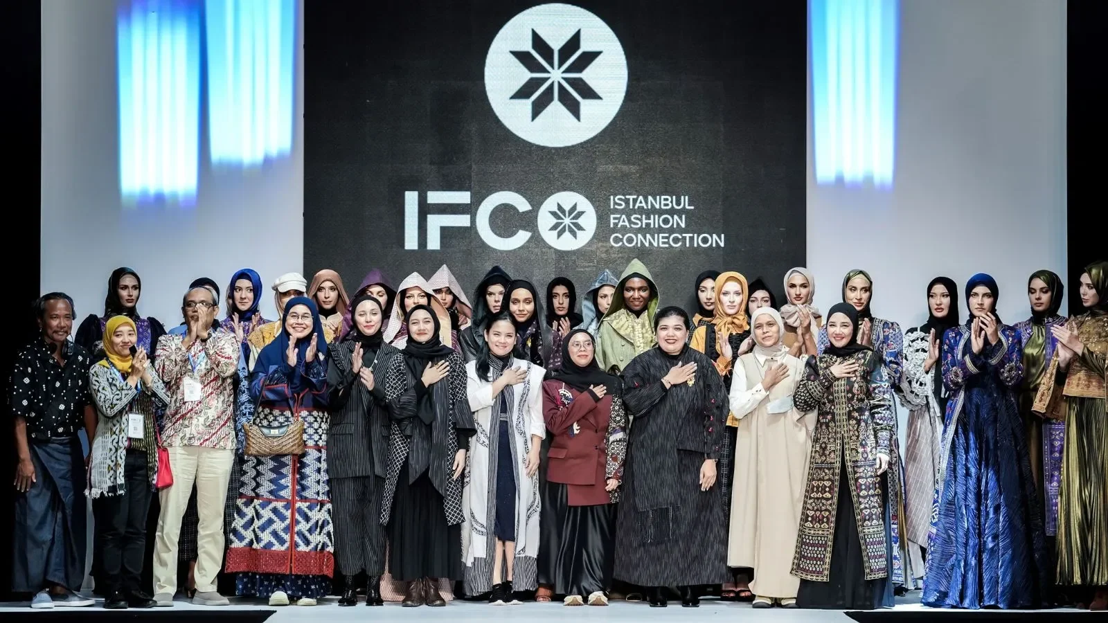 Peserta fashion show modest fashion bersama para desainer dan pejabat di panggung IFCO.