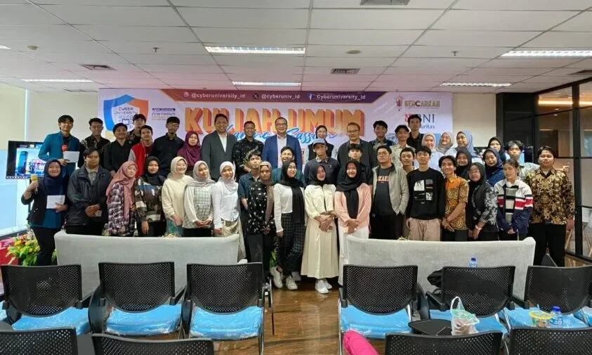 Zefanya Williams bersama peserta lain berfoto bersama dalam acara di Cyber University.