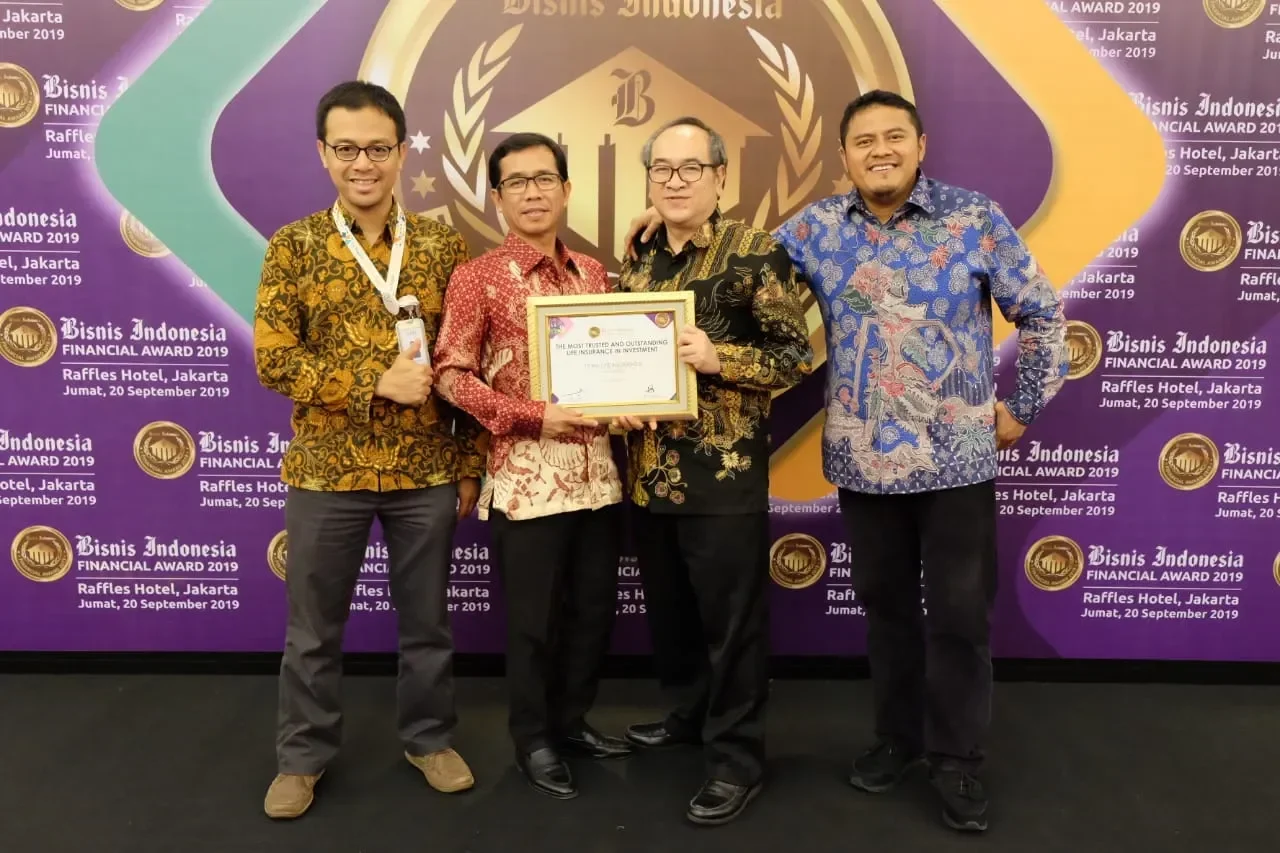 Empat pria memegang penghargaan Bisnis Indonesia Financial Award 2019.
