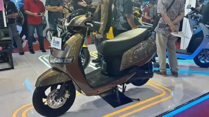Skuter listrik TVS iQube Electric berwarna cokelat dipajang di IMOS 2025.