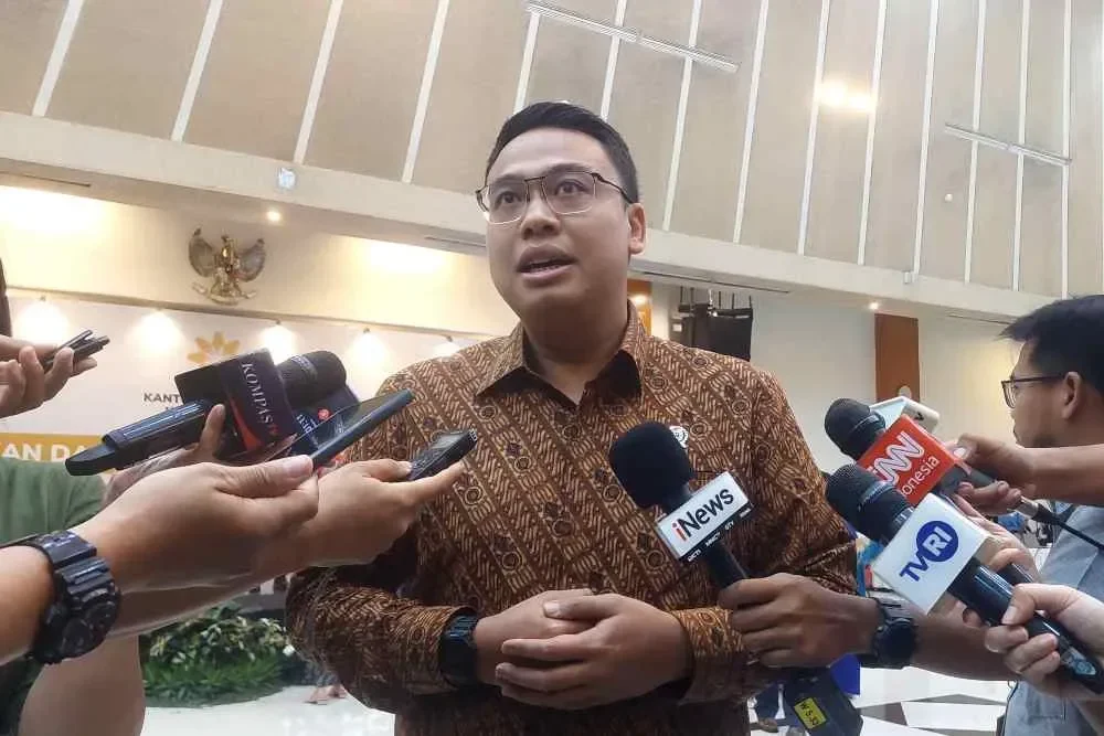 Wakil Menteri Komunikasi dan Digital Angga Raka Prabowo memberi keterangan pers di tengah kerumunan wartawan.