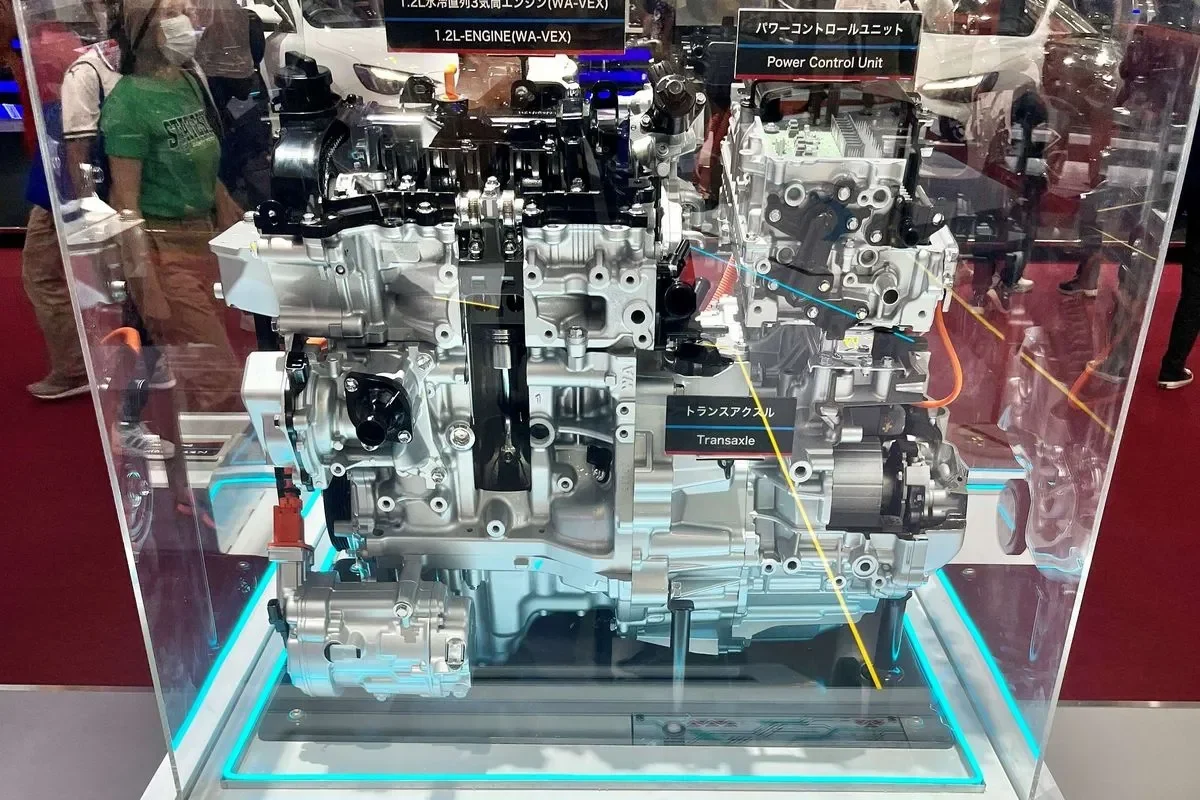 Mesin hybrid Daihatsu Rocky ditampilkan dengan label bahasa Inggris dan Jepang.