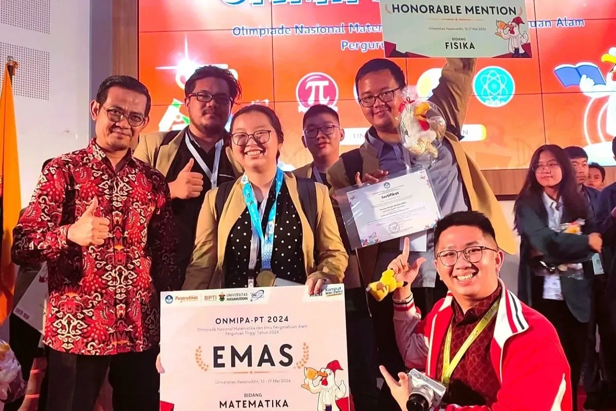 Mahasiswa Universitas Nusa Mandiri rayakan kemenangan di Pekan Data Sains 2025.