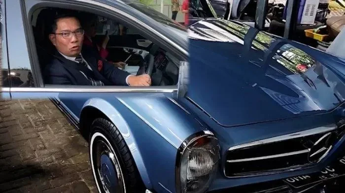 Ridwan Kamil duduk di mobil klasik Mercedes-Benz 280 SL Pagoda biru.