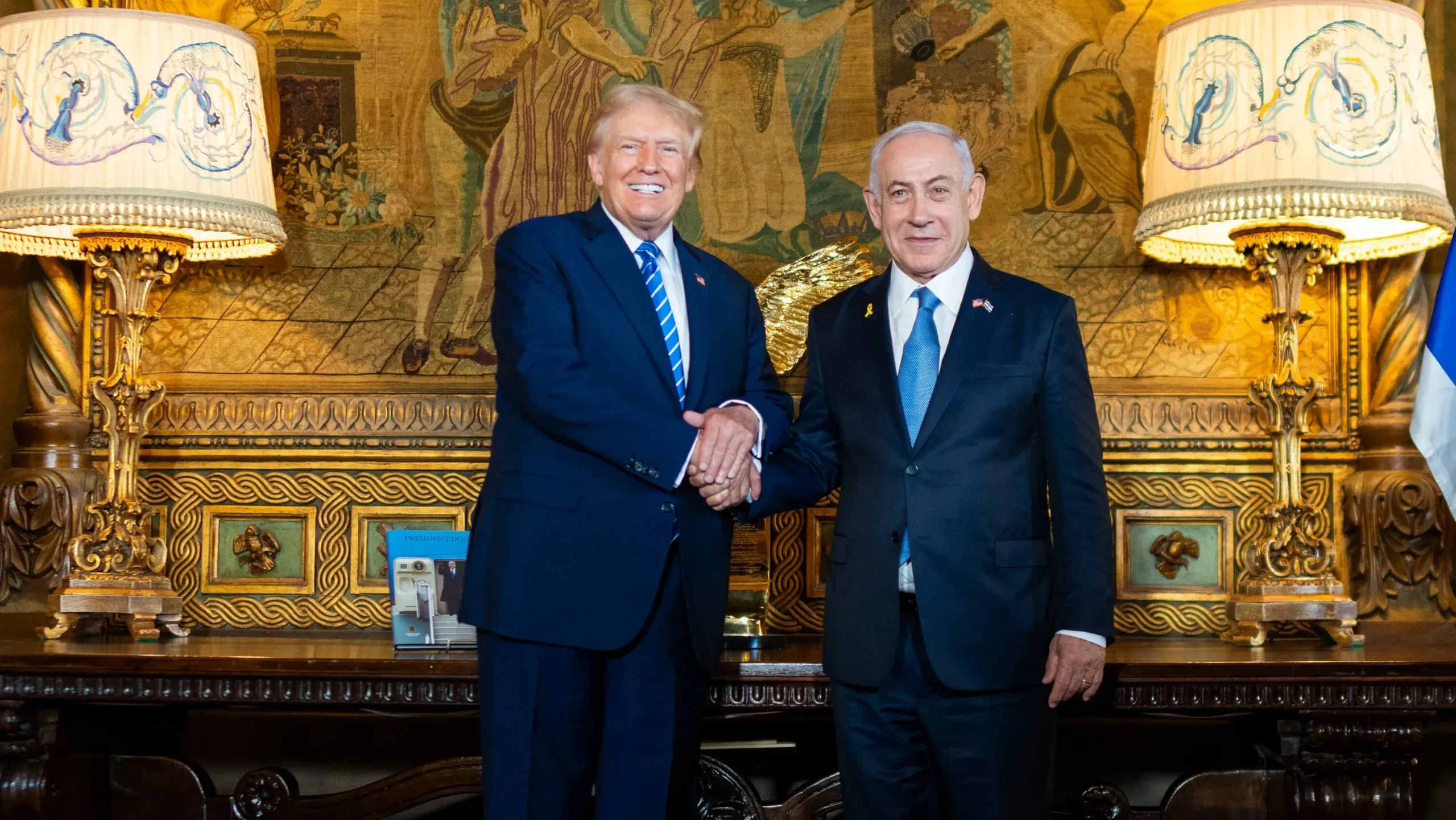 Instalasi seni di Tel Aviv menampilkan Trump dan Netanyahu saling berhadapan.
