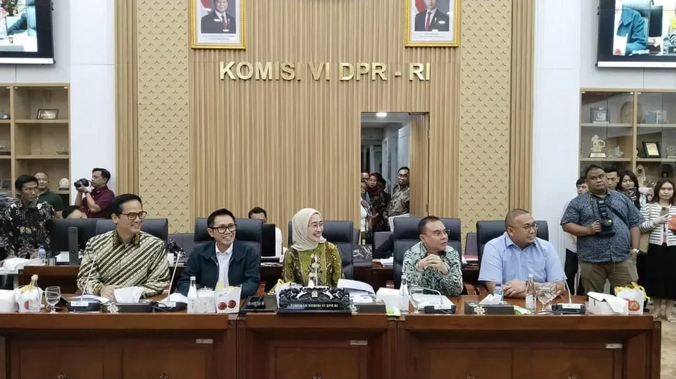 Suasana rapat Komisi VI DPR RI dalam proses persetujuan RUU BUMN.