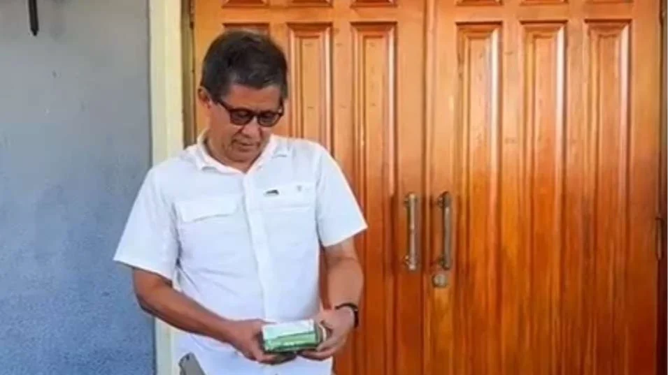 Pria berkemeja putih dan kacamata mewakili pihak terkait isu sirene dan rotator.