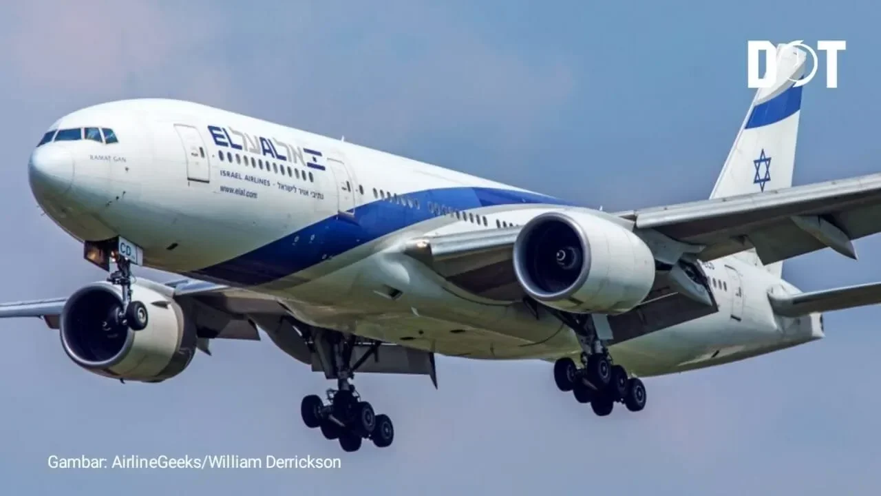 Pesawat El Al Israel mendarat dengan roda pendaratan terpasang.