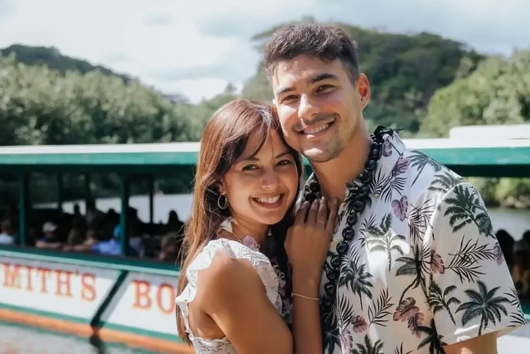 Pasangan selebriti Aurelie Moeremans dan Tyler Bigenho tersenyum bahagia jelang gender reveal anak pertama mereka.