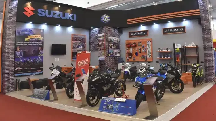 Dealer motor Suzuki tampil modern dengan deretan sepeda motor dan aksesoris terkini.