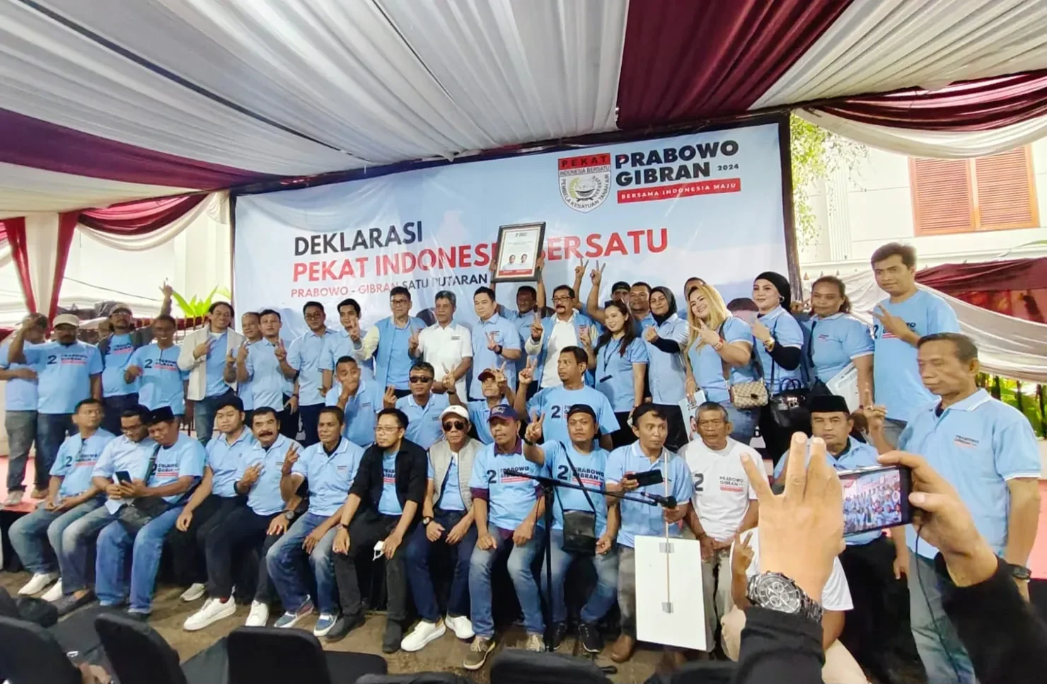 Relawan deklarasi dukungan untuk Prabowo-Gibran dengan atribut angka 2 dan spanduk.