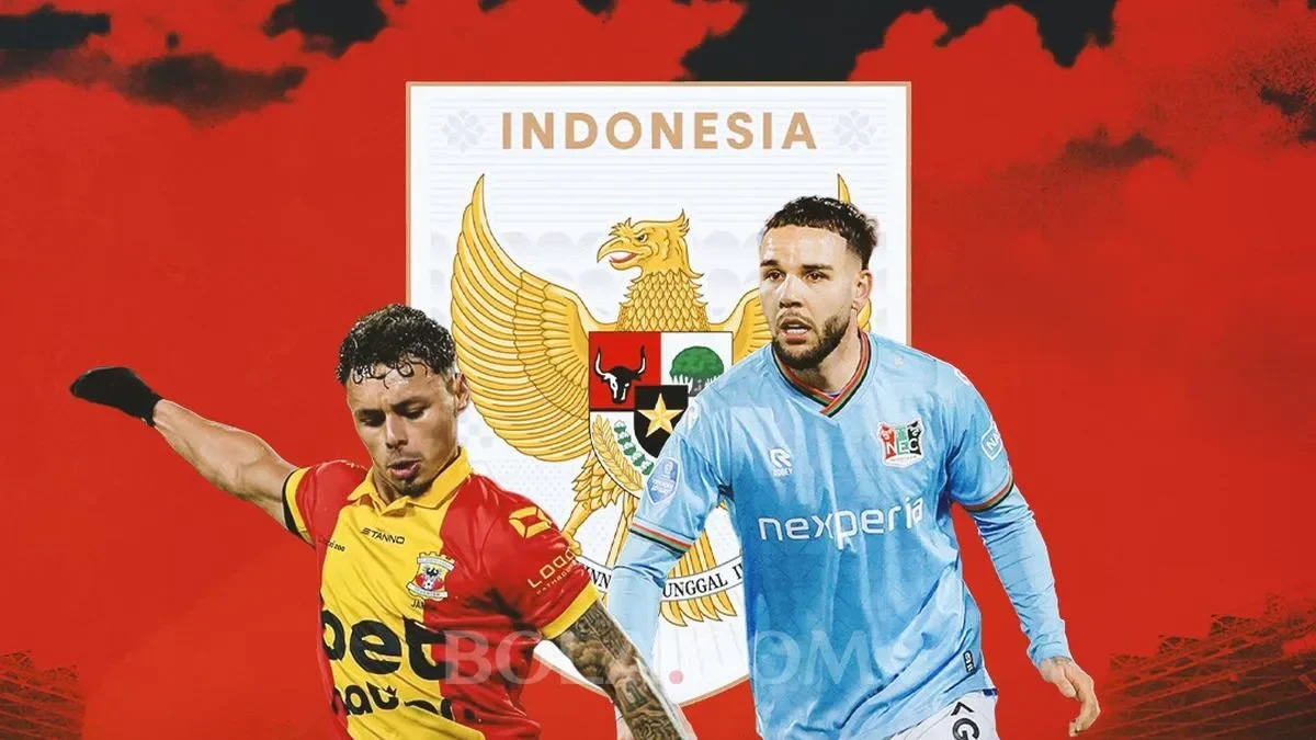 Dua pesepak bola berpose di depan lambang Garuda Pancasila dan tulisan "INDONESIA".