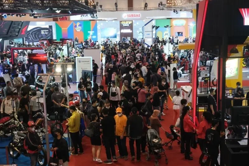 Suasana ramai pengunjung memadati sebuah festival atau pameran besar di dalam ruangan.