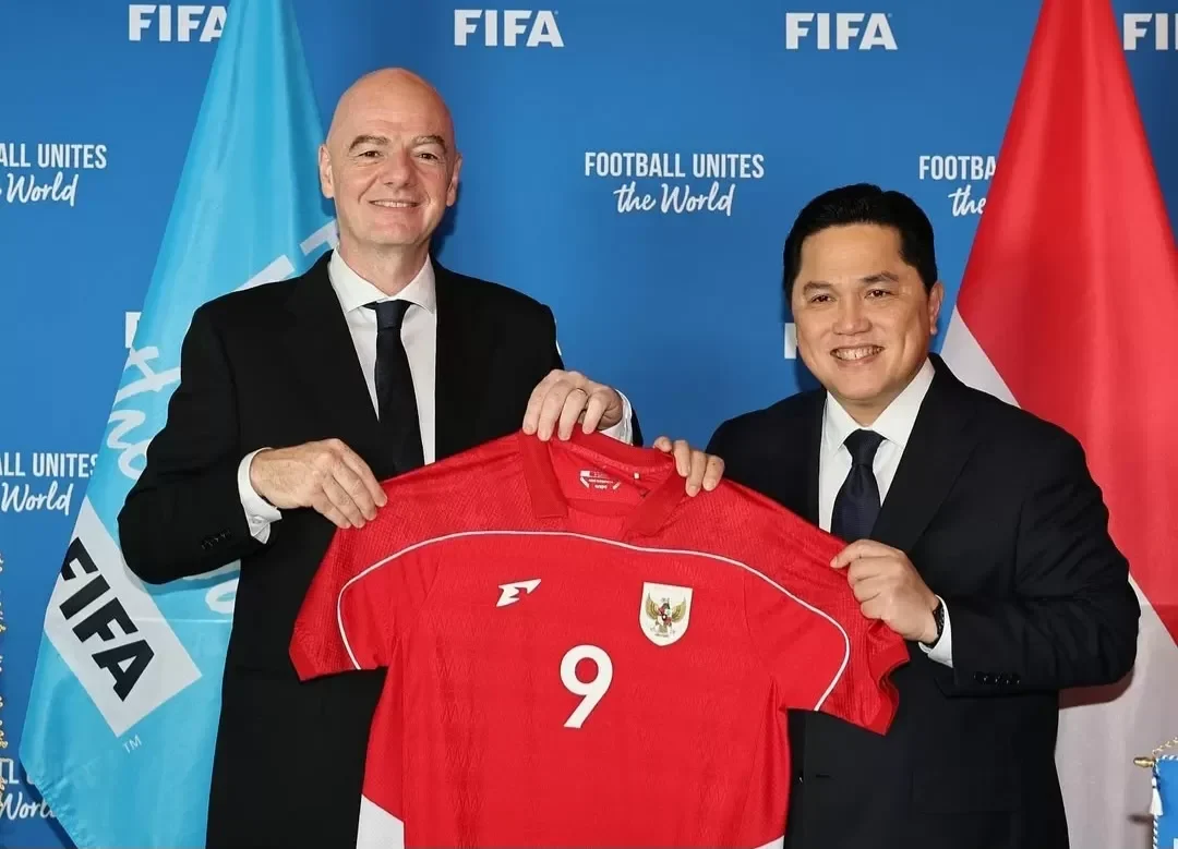 Presiden FIFA Gianni Infantino dan Erick Thohir memegang jersey timnas Indonesia.