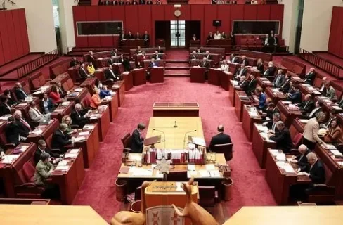 Ruangan sidang Majelis Umum PBB penuh delegasi, berkarpet merah.