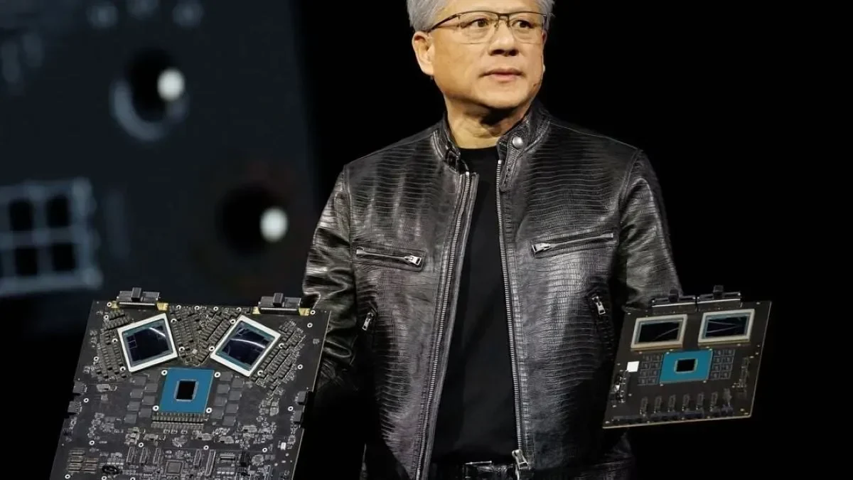 Jensen Huang memegang papan sirkuit dengan chip Nvidia.