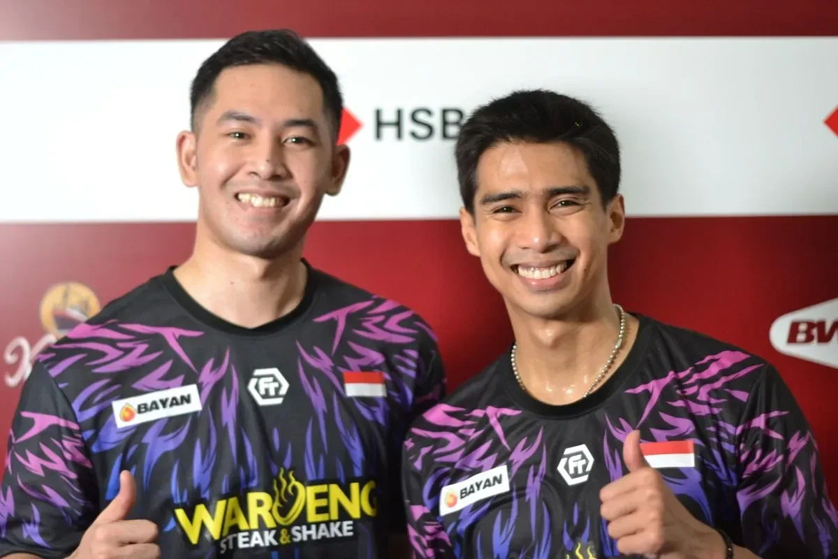 Ganda putra Indonesia Fajar Alfian dan Muhammad Shohibul Fikri tersenyum usai laga Korea Open 2025.