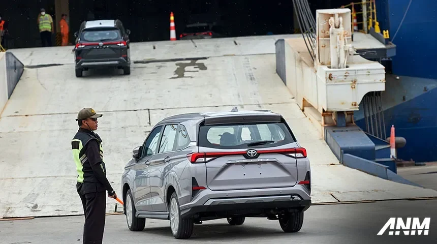 Mobil Toyota Veloz berwarna abu-abu sedang dipandu di atas kapal.