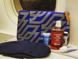 Bukan Cuma Makanan! 10 Benda Rahasia di Pesawat Ini Resmi Boleh Kamu Bawa Pulang, Dijamin Nyesel Kalo Gak Ambil!