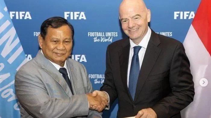 Prabowo Subianto bersalaman dengan Presiden FIFA Gianni Infantino di New York.