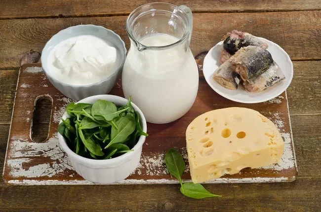 Makanan kaya kalsium: susu, yogurt, keju, bayam, dan ikan untuk mendukung kesehatan tulang.