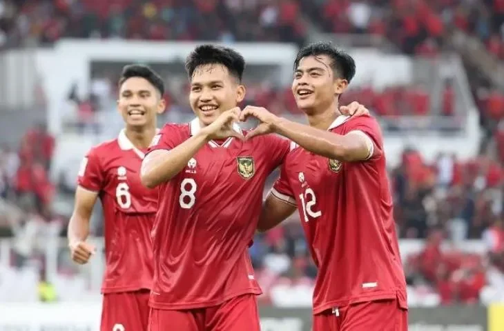 Pemain Timnas Indonesia dengan jersey merah merayakan gol, bentuk hati.
