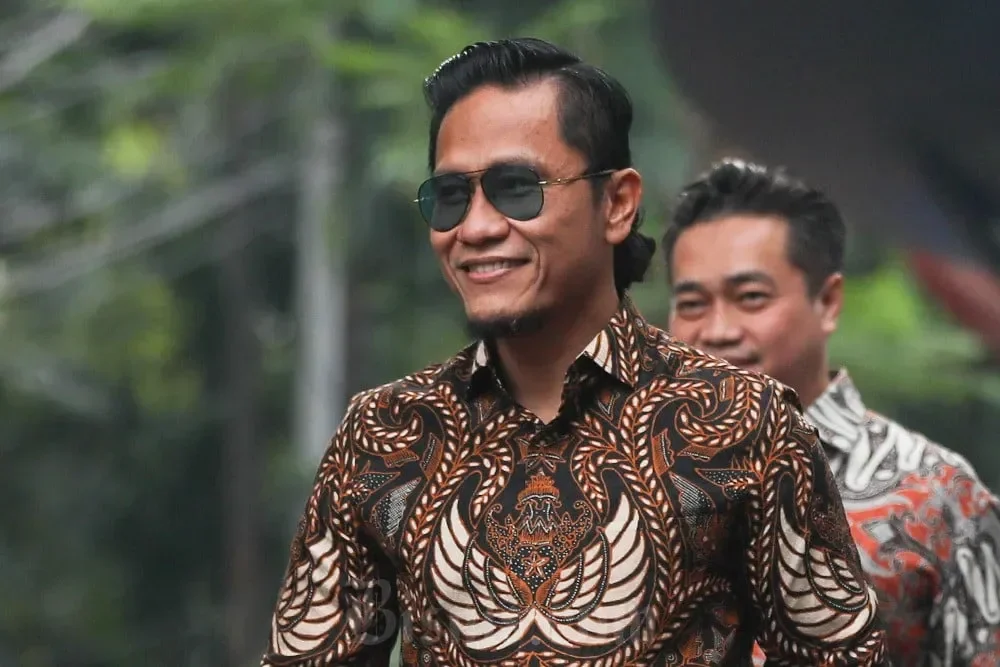 Menteri Luar Negeri Singapura Vivian Balakrishnan tersenyum mengenakan batik.