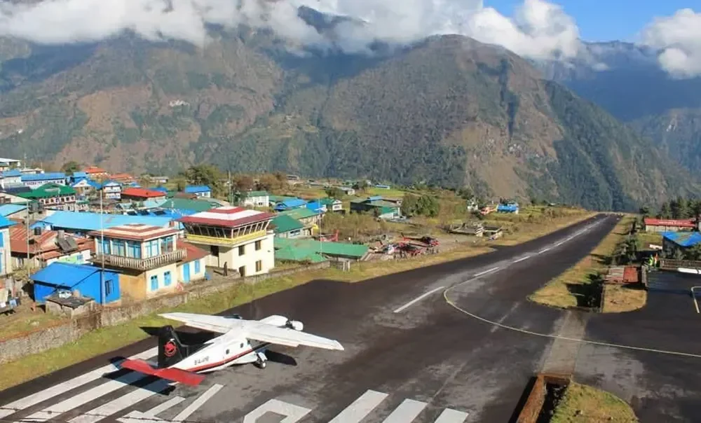 Pesawat kecil di landasan pacu bandara terpendek di dunia di Pulau Saba, Karibia.