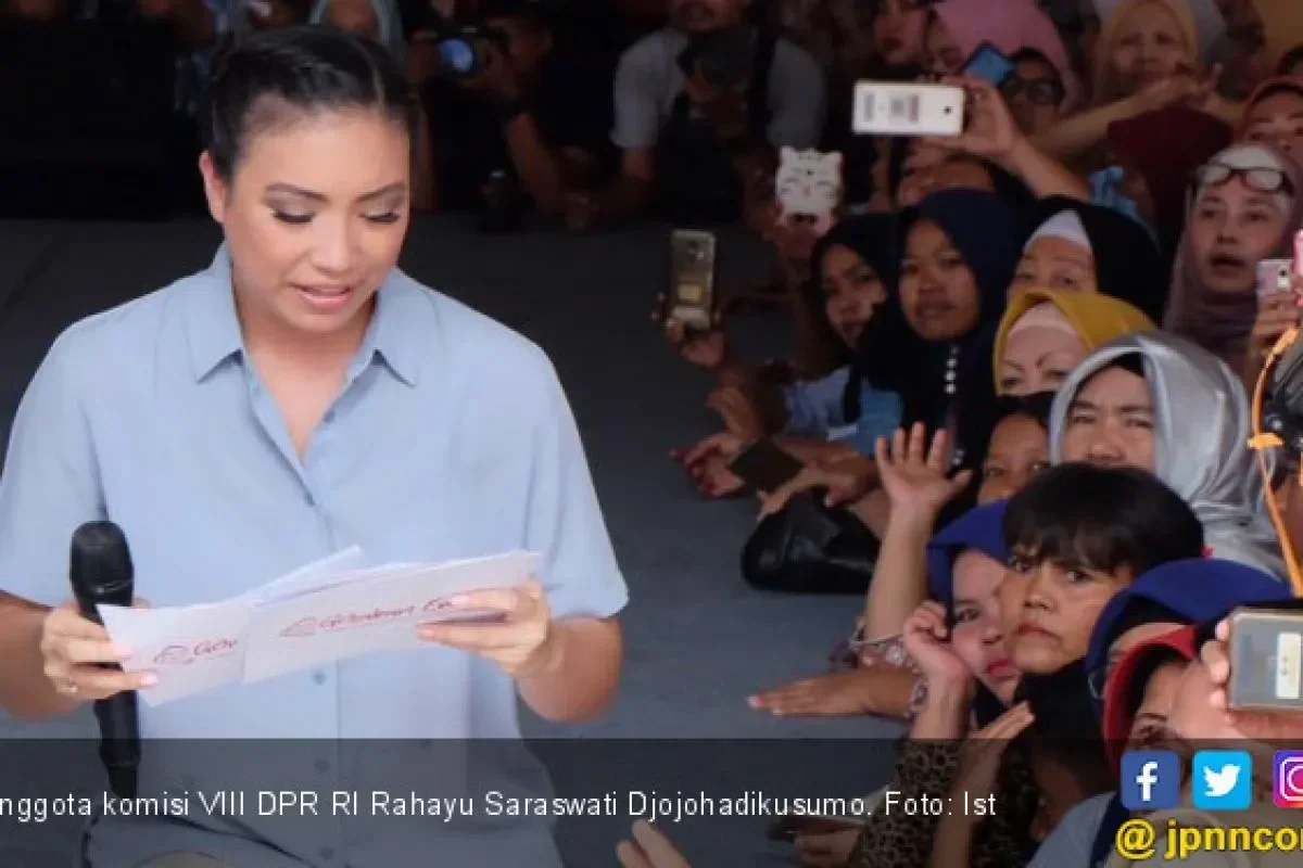 Rahayu Saraswati Djojohadikusumo memegang mikrofon dan kertas, dikelilingi kerumunan.